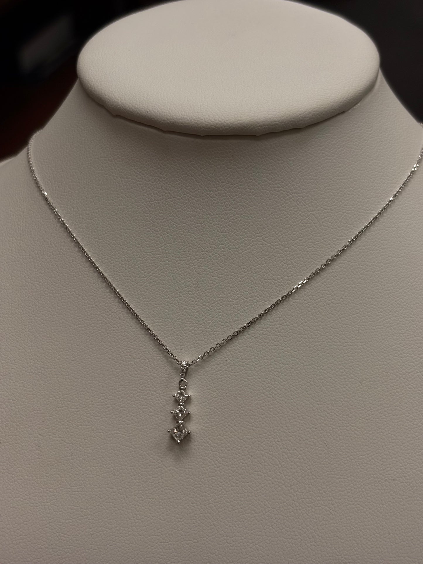 18k White Gold Diamond Pendant Necklace