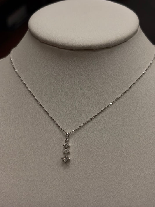18k White Gold Diamond Pendant Necklace